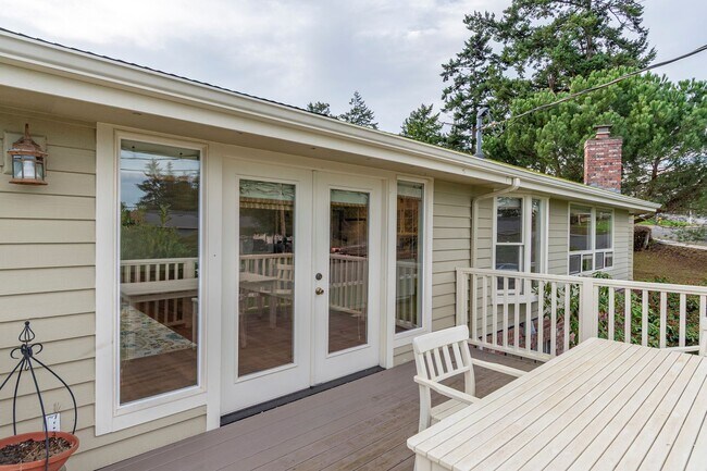 Building Photo - Charming Upper-Level Home with Water View – Walk to Downtown Coupeville