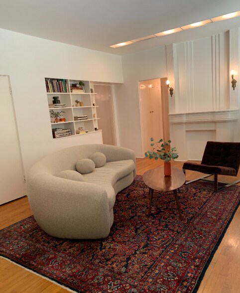 Building Photo - 520-522 N Rossmore Ave