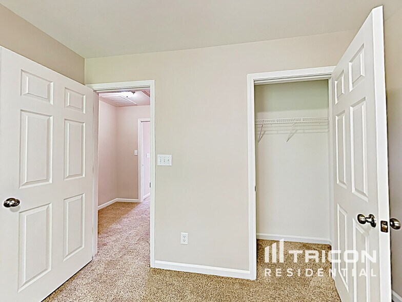 Building Photo - 8716 Rozumny Dr