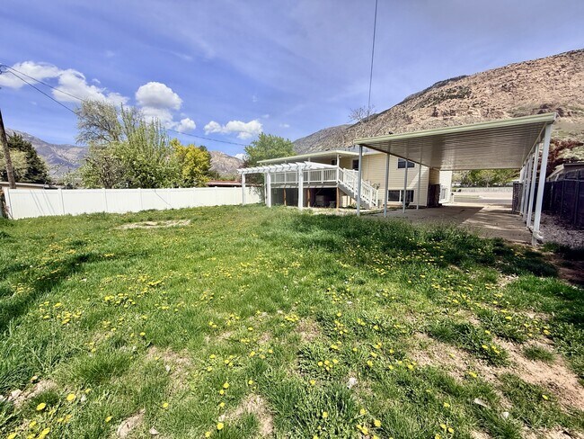 Building Photo - 1021 N 925 E St