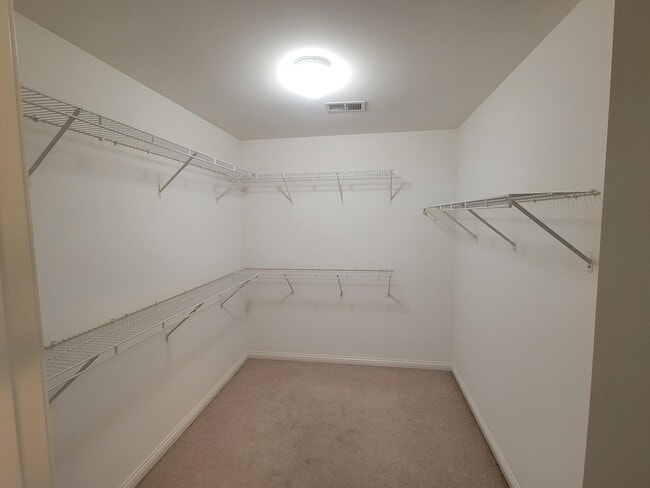 Building Photo - 421 Forest Hill Dr