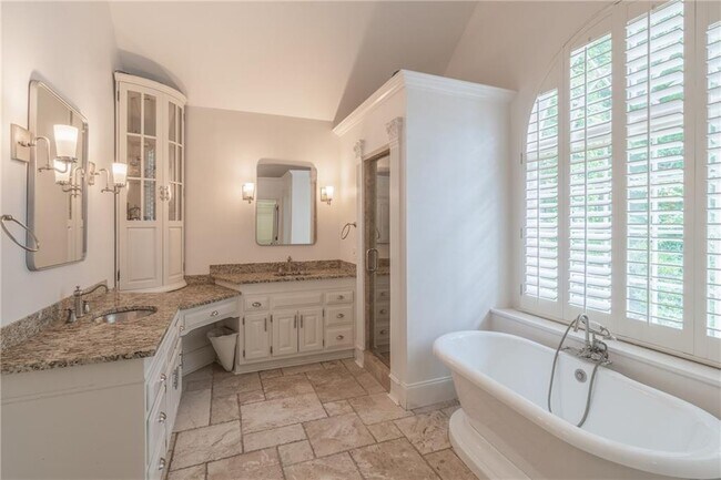 Building Photo - 530 Saddlebrook Dr