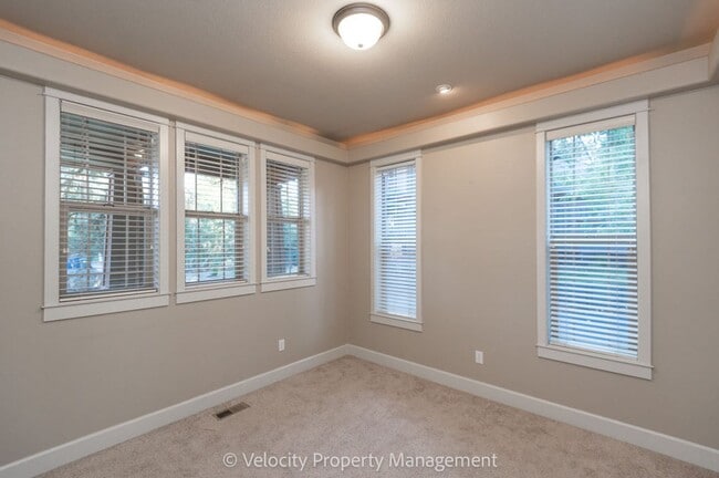 Building Photo - Beautiful NW Bend Home!