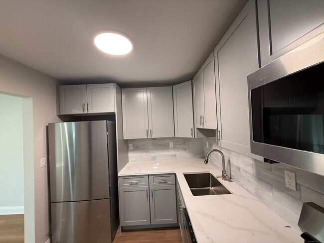 Building Photo - 50 Greenhouse Rd