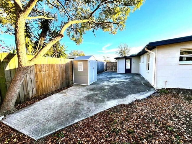 Building Photo - 10367 109th Ave