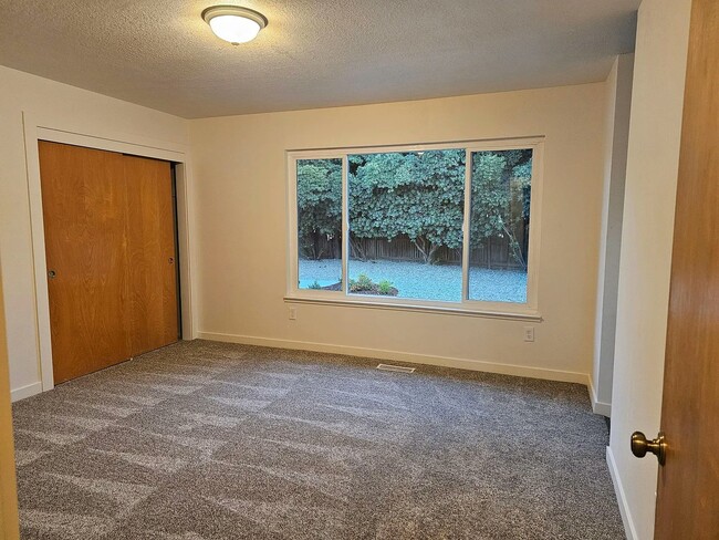 Building Photo - 405 W Southwood Dr
