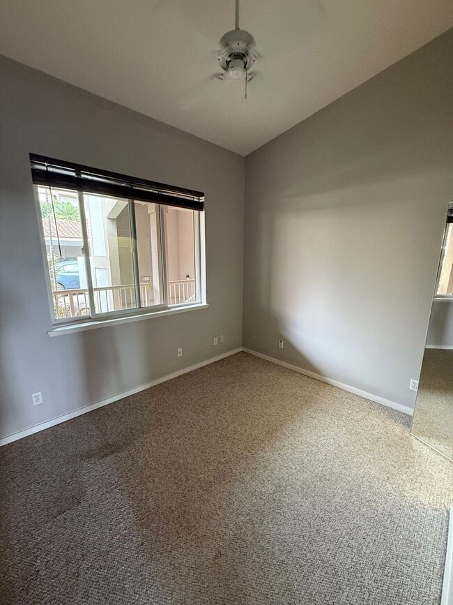 Building Photo - Well-maintained, 2 Bedrm, 2 Bath Unfurnish...