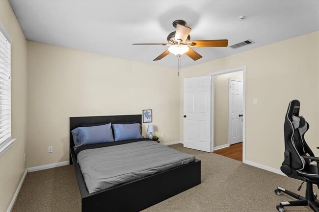 Building Photo - 10116 Pinehurst Dr