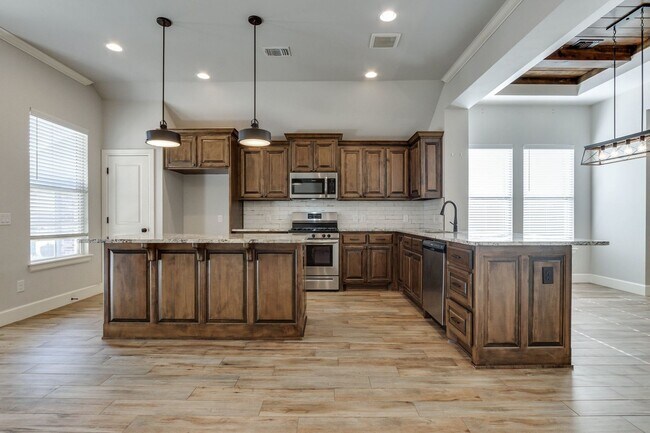 Building Photo - Luxury living in gated Valencia