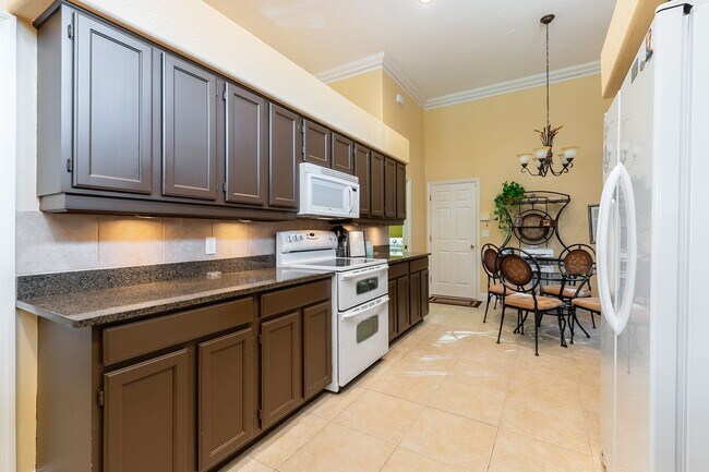 Building Photo - Beautiful 2-Bed Pool Home with Deeded Golf...