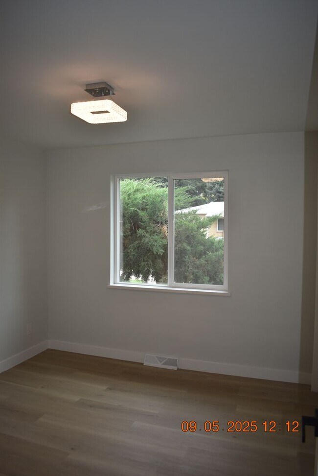 Building Photo - 4 bedroom / 3 bath / Beautifully Updated