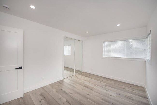 Building Photo - Dover Shores