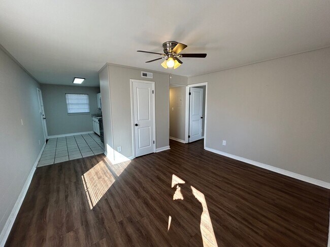 Building Photo - 2150 Saxon St