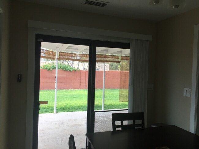 Building Photo - 709 Palomas Dr NE