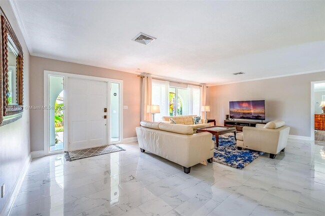 Building Photo - 325 Isle of Capri Dr