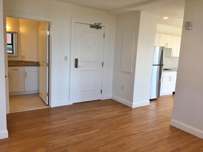 Building Photo - 875 Elm St