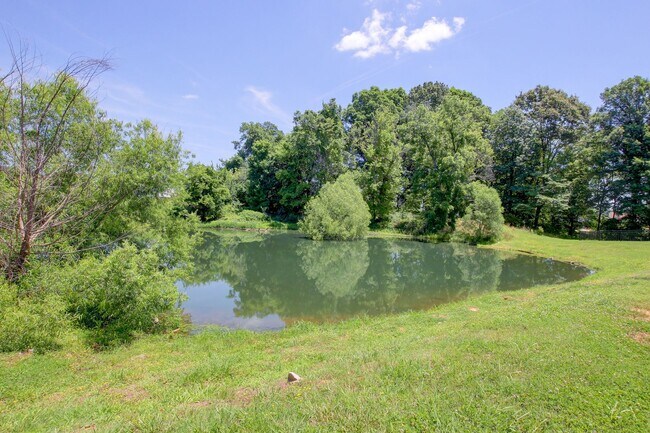 Building Photo - Sharp 3 bed 2 Bath Close To Ft Campbell