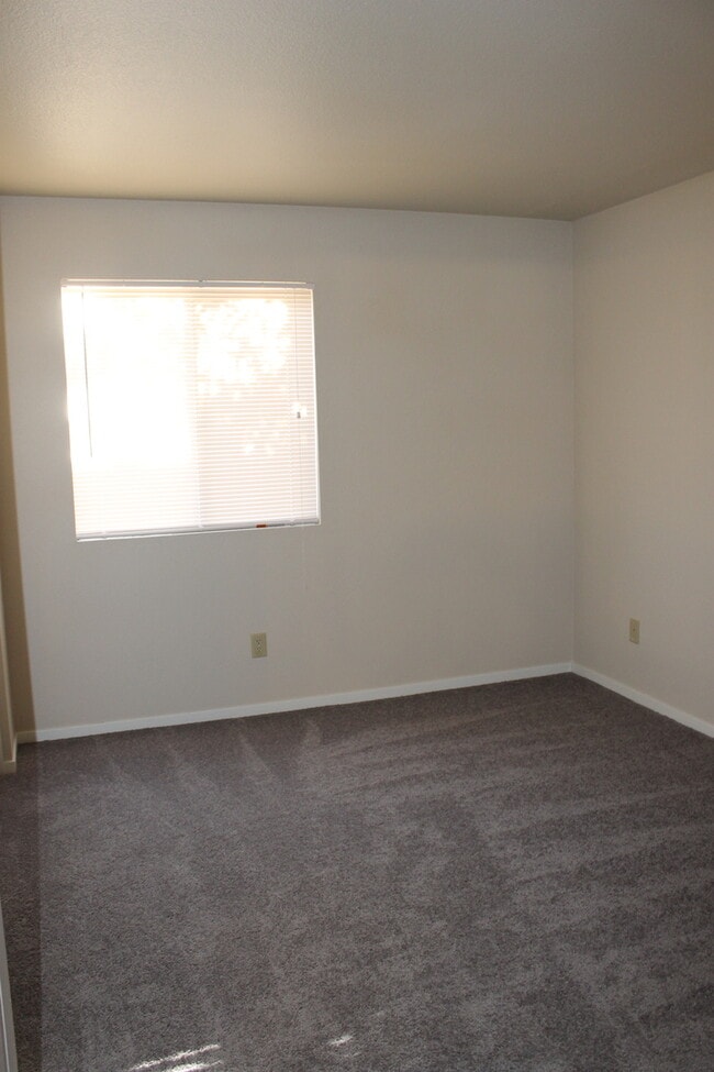 Building Photo - GUARD GATE COMMUNITY, 3 BEDROOM, 1.75 BATH...