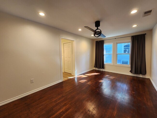 Building Photo - Craftsman Style House  Close to Downtown New Braunfels / Fridge Included/ No Carpet / Large Backy...