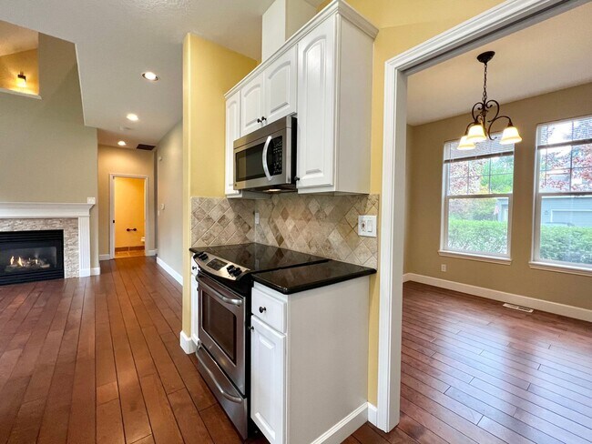 Building Photo - Spacious 4 Bed, 2.5 Bath House!