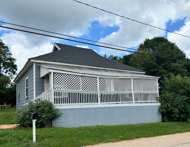 Primary Photo - 2 Bedroom Cottage with Charm!