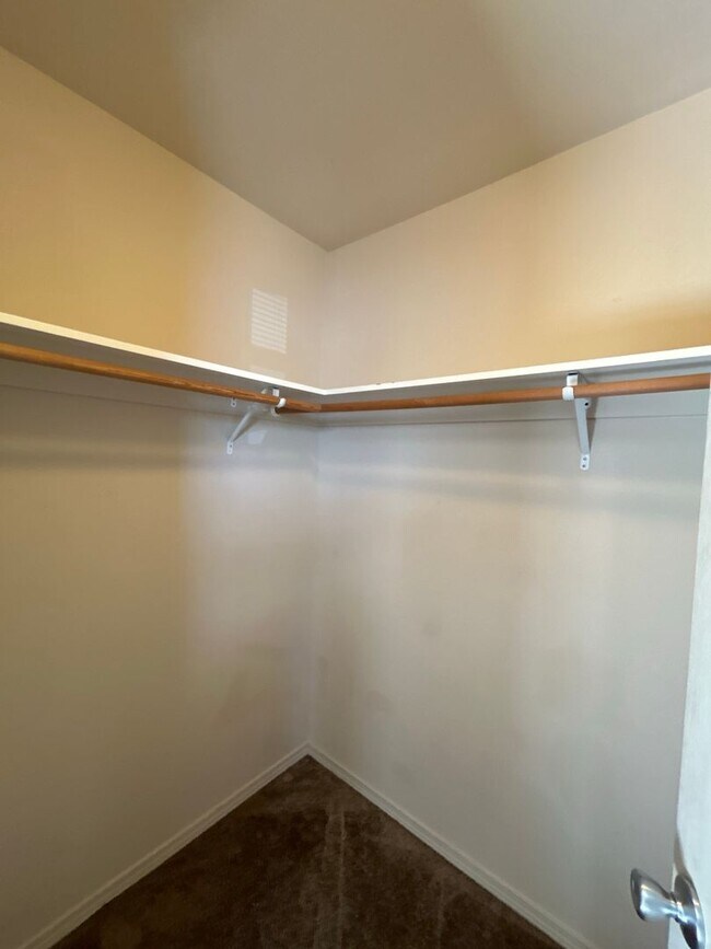 Building Photo - 3 Bedroom Townhouse in The Pines at Pilot ...