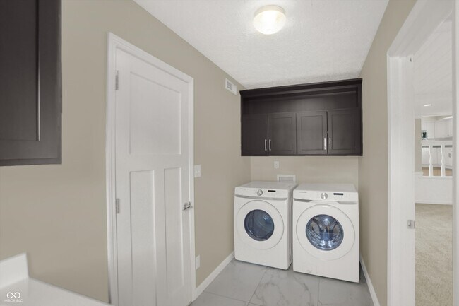 Building Photo - 3037 Golfview Dr