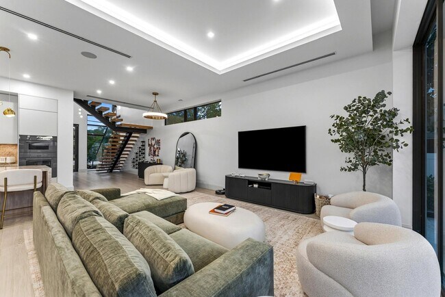 Building Photo - 220 S Swinton Ave