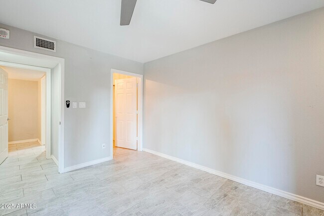 Building Photo - 4303 E Cactus Rd