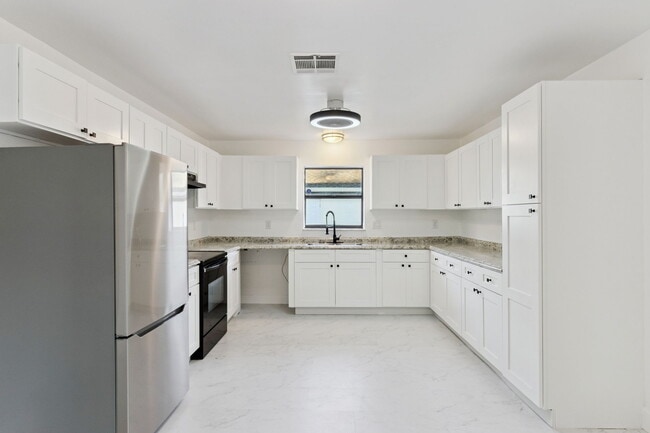 Building Photo - 527 Glade Ct