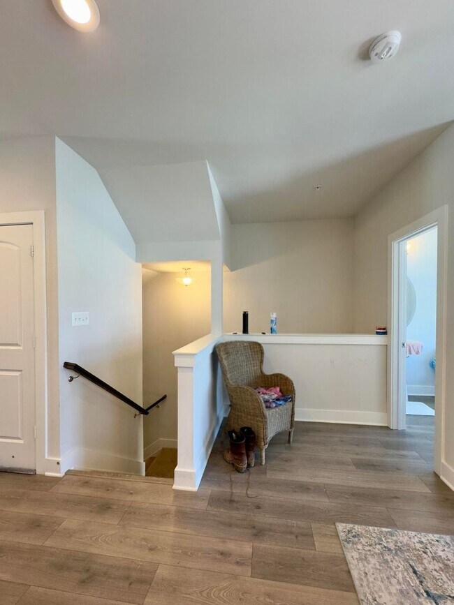Building Photo - Charming 4 Bedroom/3.5 Bathroom in New WIn...