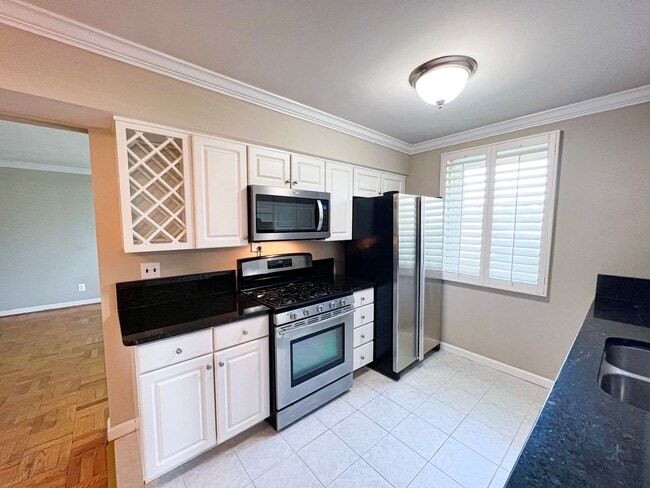 Building Photo - Sun-filled 1 Bed 1 Bath Condo With Garage Parking In The Heart Of Ballston - Water Included