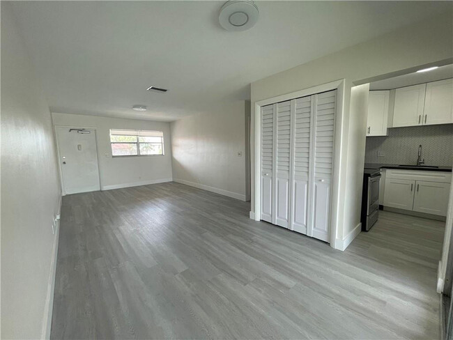 Building Photo - 3930 Crystal Lake Dr