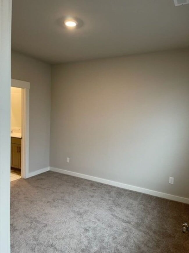 Building Photo - Stunning home in Spring Hill