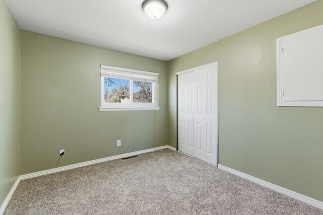 Building Photo - 1415 Holmes Dr