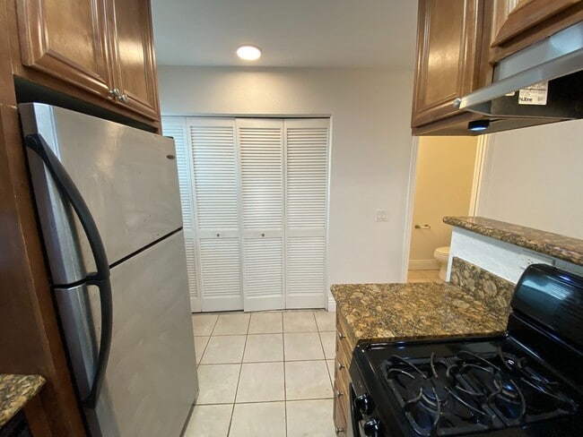 Building Photo - Quiet IB Townhome for Rent!
