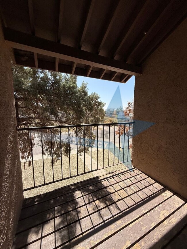 Building Photo - 3 Bed Condo W/ yard!