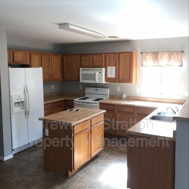 Building Photo - 4610 N 124th Ave