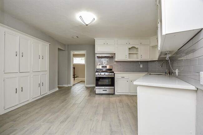 Building Photo - 2509 Oakcliff St