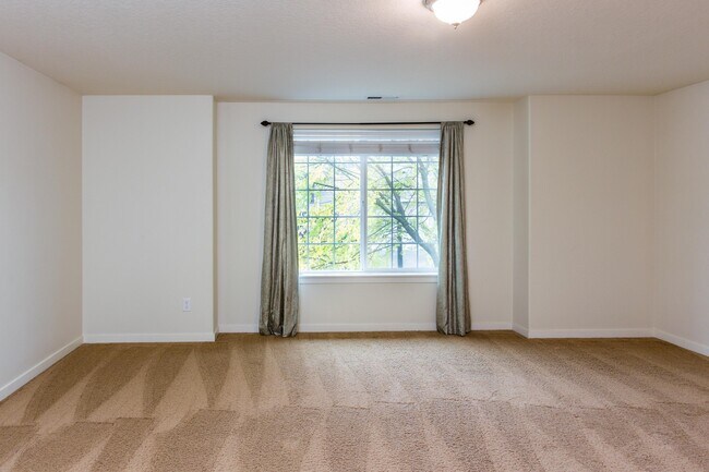 Building Photo - 3 bedroom 2.5 Bath with Fenced Back Yard - Pet Friendly