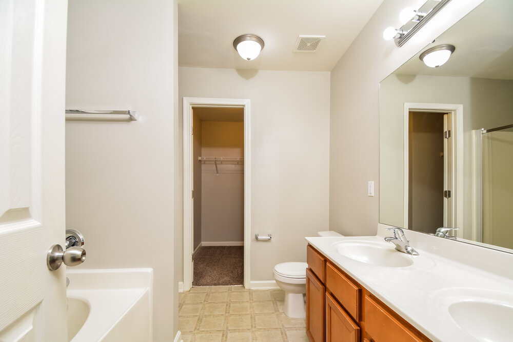 Building Photo - 923 Red Oak Tree Dr