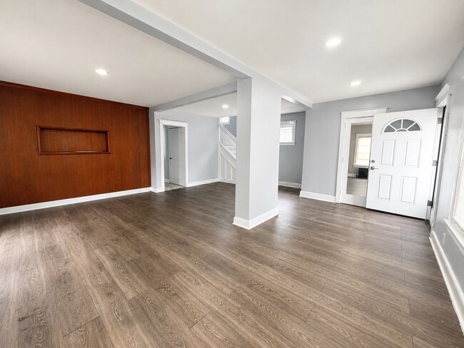 Building Photo - 27 2nd St