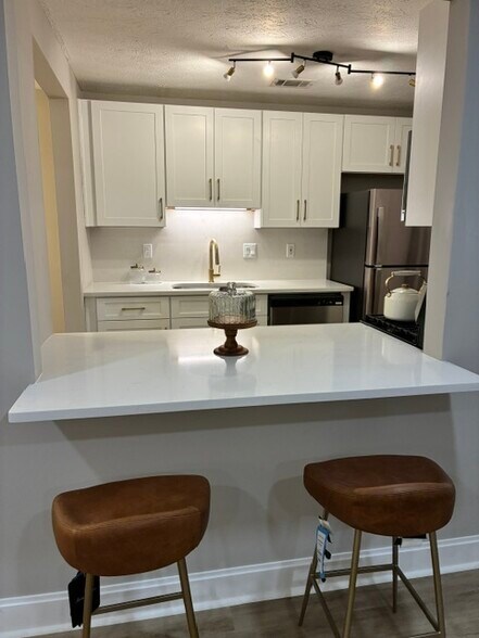 Kitchen Bar - 1405 Vicksburg Plz