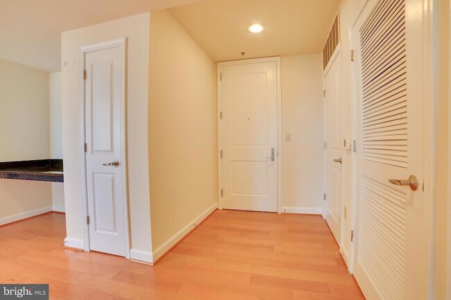 Building Photo - 5750 Bou Ave