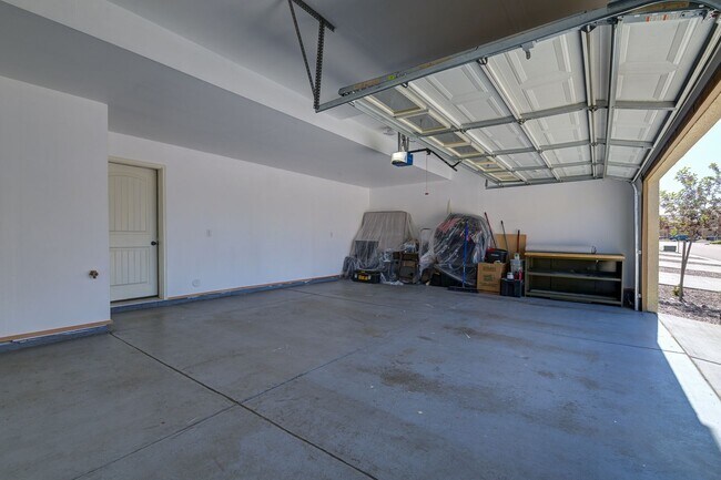 Building Photo - Move-In Ready Townhome with Luxury Finishe...