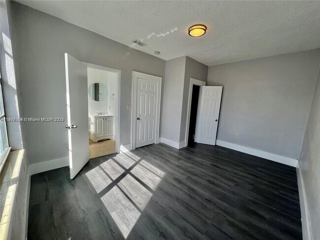 Building Photo - 301 SW 10th Ave