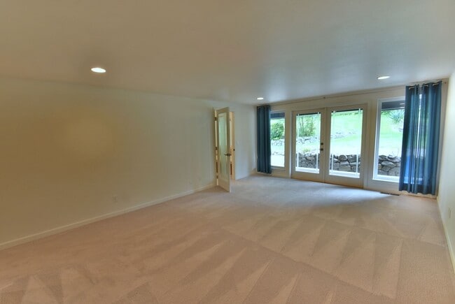 Building Photo - 3bd/2ba Lake Forest Park Home