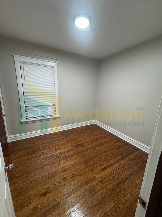 Building Photo - Updated Bungalow - 4Bed - Great location - near 114th & Michigan Ave