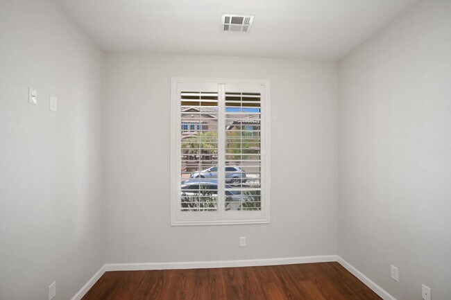 Building Photo - 4 Bedroom, 3 Den West Side Home