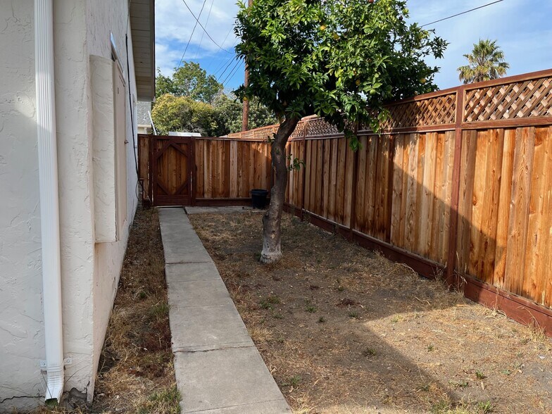 Building Photo - 527 Tyrella Ave